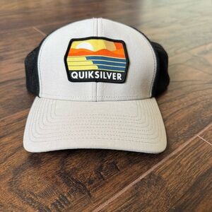Quicksilver Men’s Small/Medium Gray and Black Fitted Logo Patch Hat